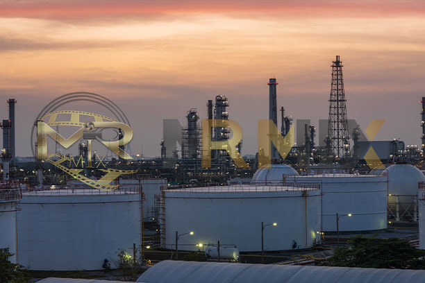 عکس استوک پالایشگاه نفت در غروب