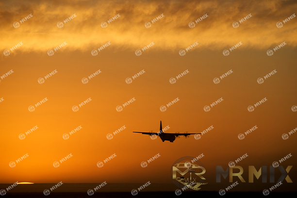 عکس استوک هواپیما C130  در غروب آفتاب