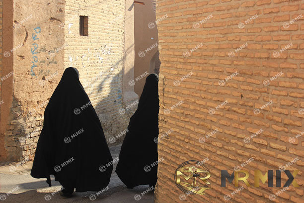 عکس استوک زنان ایرانی با چادر مشکی در خیابان