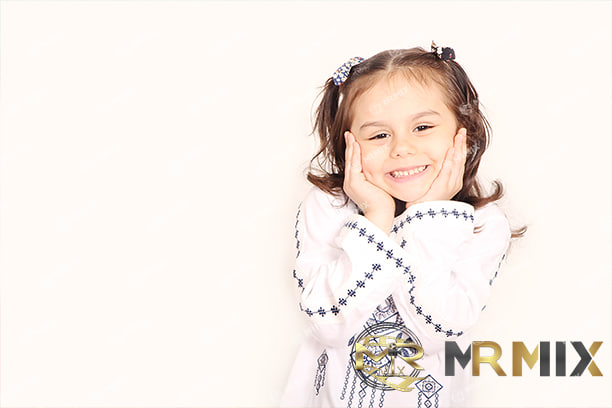 عکس استوک دختر کوچولوی شاد با لباس اسلامی در جشن عید