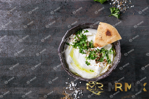 عکس استوک پنیر خامه‌ای لبنانی خاور میانه لبنه با روغن زیتون