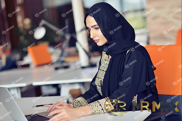 عکس استوک زن آسیایی مسلمان در دفتر کار با لپ تاپ