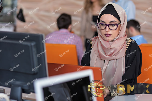 عکس استوک زن جوان مسلمان که در دفتر کار می کند