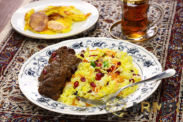 عکس استوک فسنجان برنج و مرغ نگین دار ایرانی