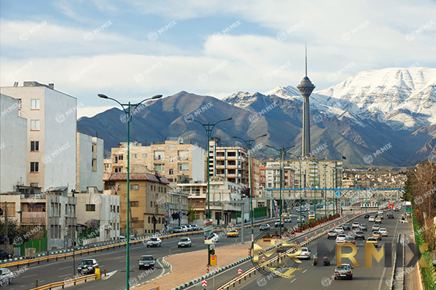 عکس استوک نمای خیابان تهران با برج میلاد و کوه های البرز