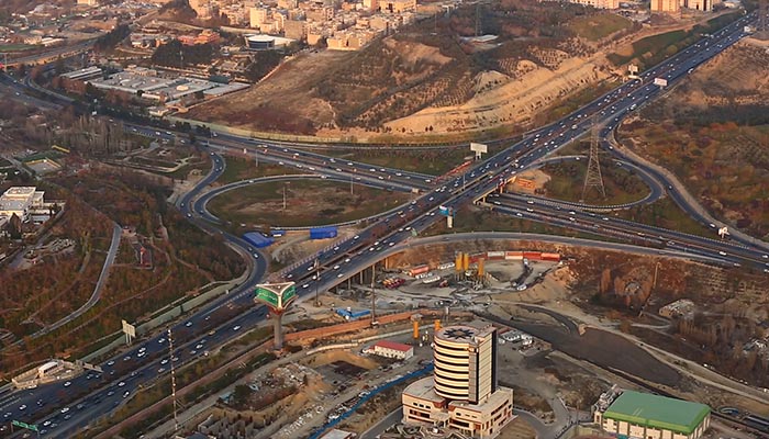 نمای هوایی از بزرگراه و حرکت ماشین ها در تهران
