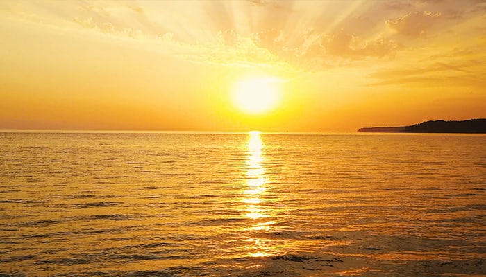 فوتیج فیلم خام غروب آفتاب بر فراز دریا