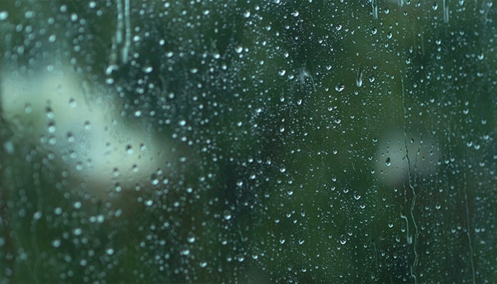 فوتیج اسلوموشن قطرات باران روی شیشه پنجره