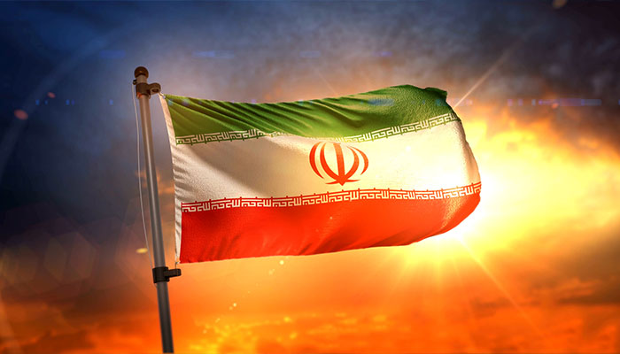 فوتیج پرچم ایران با نور پس‌زمینه زیبای طلوع آفتاب