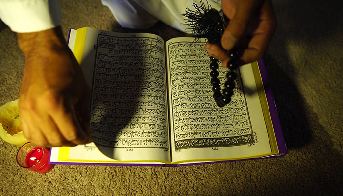 فوتیج خواندن قرآن در مسجد
