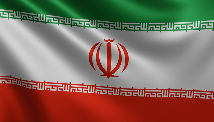 فوتیج اهتزاز پرچم ایران در باد از نزدیک
