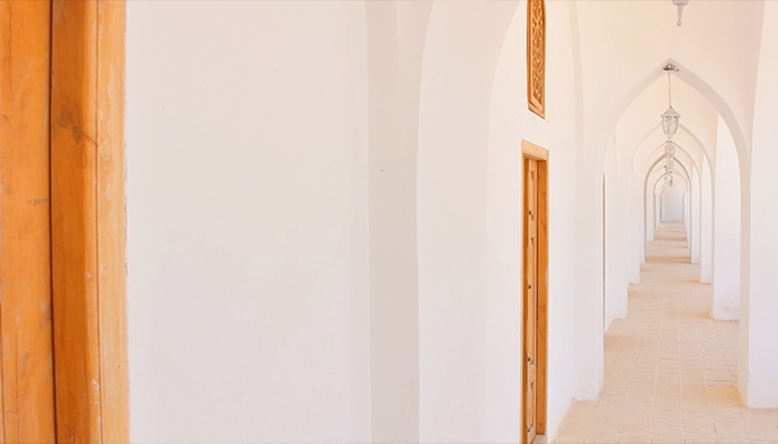 فضای داخلی سفید با طاق های زیبای مدرسه قدیم اسلامی