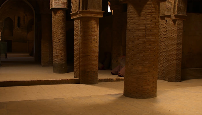 فوتیج ستون ها و فضای داخلی مسجد قدیمی در اصفهان