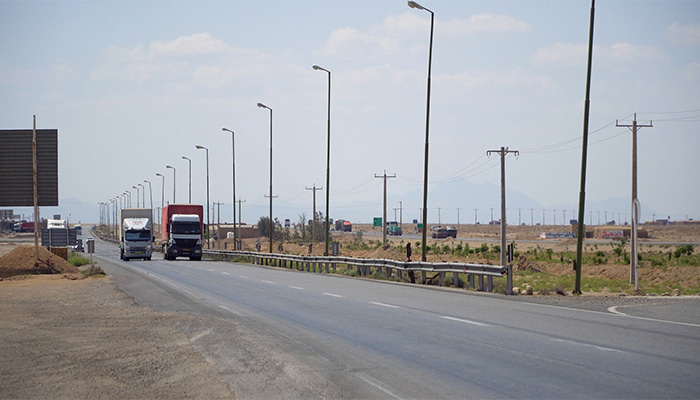 فوتیج کامیون های حمل بار در بزرگراه ایران