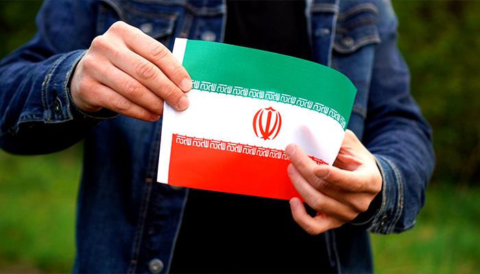 فوتیج مردی که پرچم ایران را در فضای باز در دست دارد