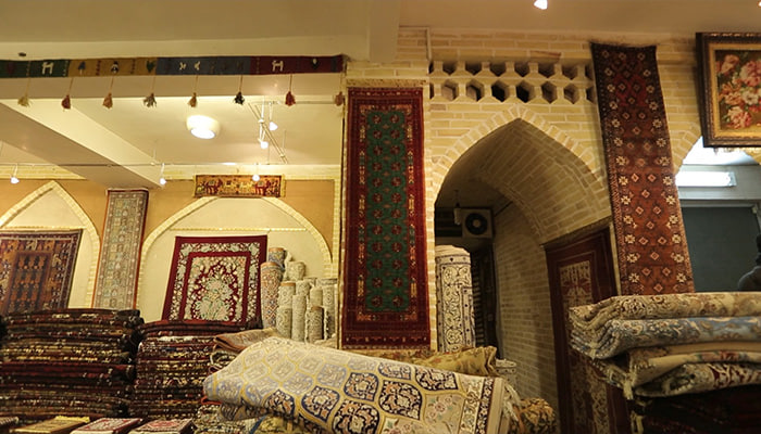 فوتیج فیلم فرش دستباف سنتی ایرانی در بازار ایران