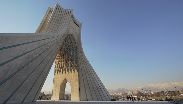 فوتیج برج آزادی تهران از نمای پایین با کیفیت بالا 