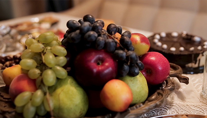 فوتیج ظرف میوه از نزدیک بر روی سفره با سیب