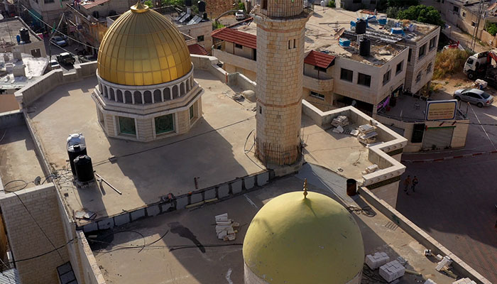 فوتیج نمایی هوایی از مسجد گنبد طلایی در شهر فلسطین