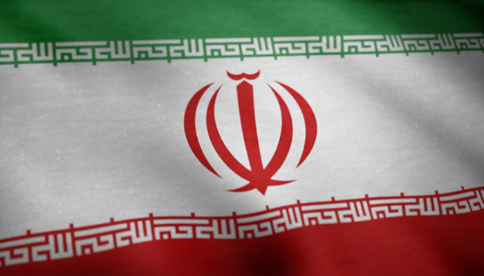 اهتزاز پرچم ایران بر روی باد