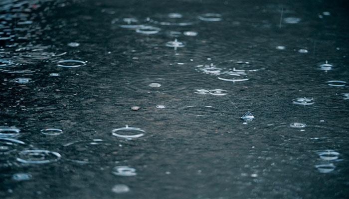 ویدیو فوتیج حرکت آهسته بارش باران روی پیاده‌رو