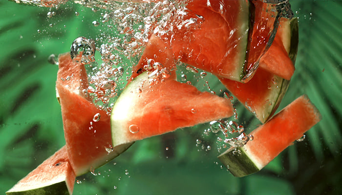 ویدیو فوتیج برش های هندوانه زیر آب می افتند