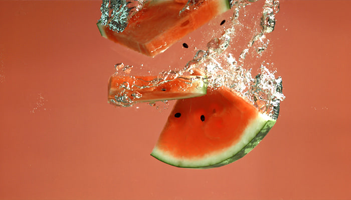 فوتیج اسلوموشن برش های هندوانه زیر آب