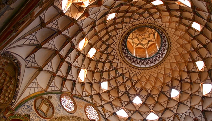 فوتیج نمای داخلی گنبدی زیبا در ساختمان های اسلامی ایرانی کاشان