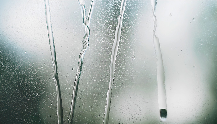 فوتیج بک گراند قطرات باران روی شیشه از نمای نزدیک