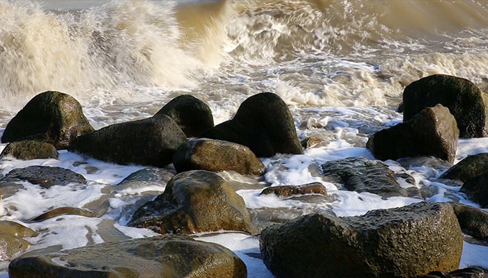 فوتیج دریای خزر، ایران، امواج دریا به سنگ‌های ساحل برخورد می کند