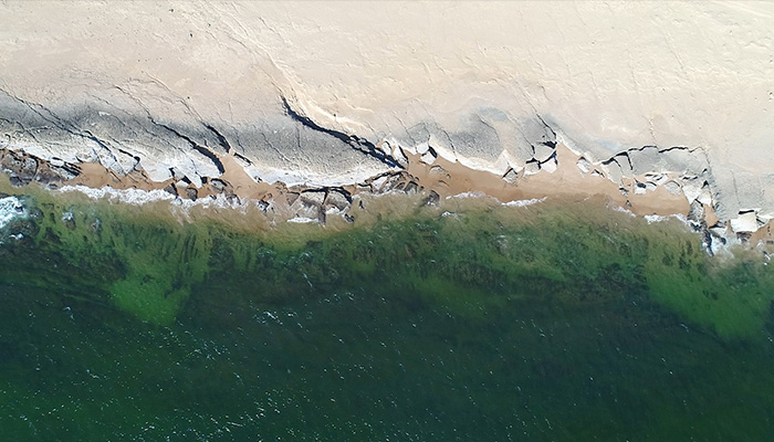 فوتیج امواج دریای خلیج فارس در خط ساحلی صخره‌ای