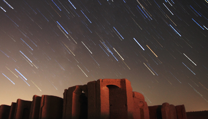 فوتیج تایم لپس از آسمان شب و مسیر کوتاه ستاره