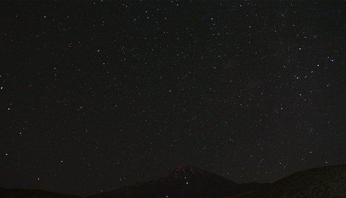 فوتیج تایم لپس آسمان متحرک جادویی شب بر فراز کوه دماوند در ایران