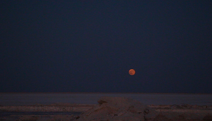 فوتیج تایم لپس طلوع ماه بر فراز دریاچه نمک ایران