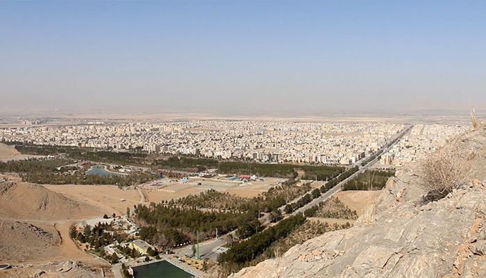 فوتیج نمای پانوراما از کوه ها و شهر بزرگ ایران