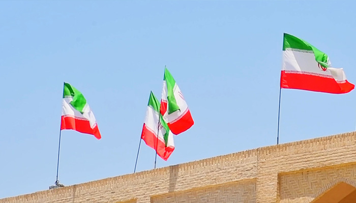 فوتیج بسیاری از پرچم‌های ایران با باد در پشت بام ساختمان به اهتزاز در می‌آیند 