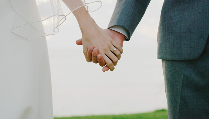 فوتیج ویدئوی استوک عروس و داماد دست در دست