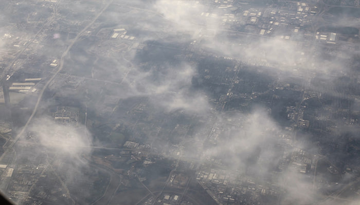 فوتیج پنجره هواپیما، ابرها، جو زمین