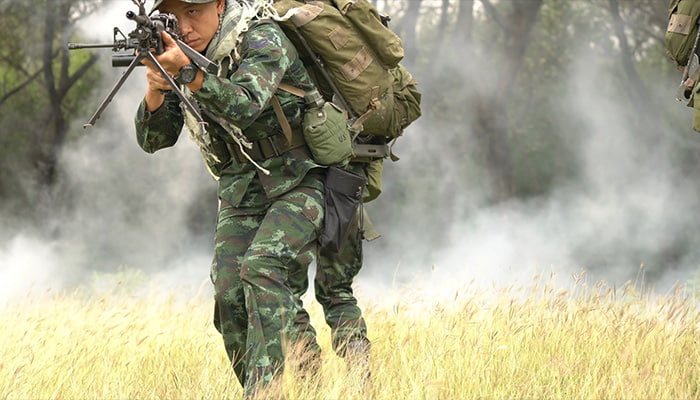 فوتیج سربازی که اسلحه و لباس زره جنگی در دست دارد