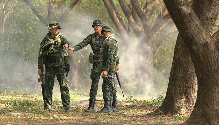 فوتیج سربازانی که اسلحه و لباس زره جنگی در دست دارند