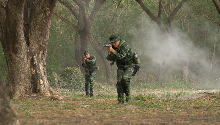 فوتیج سربازی که اسلحه و لباس زره جنگی در دست دارد