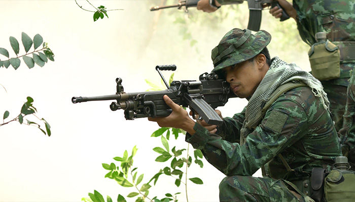 فوتیج سربازی که اسلحه و لباس زره جنگی در دست دارد از زاویه نزدیک