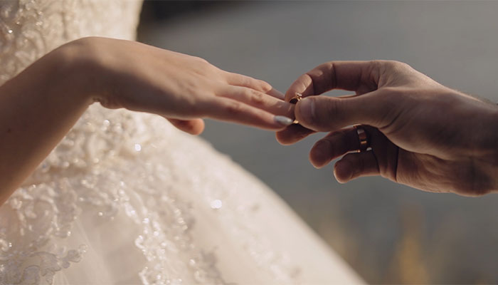 فوتیج داماد حلقه نامزدی را روی انگشت عروس می گذارد
