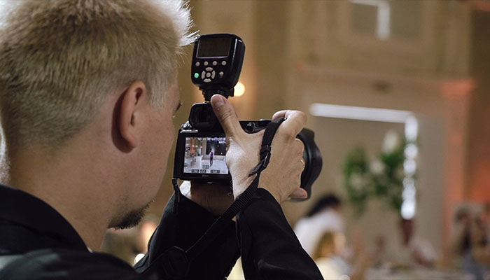 فوتیج مرد عکاس در یک رستوران، سالن ضیافت در مراسم عروسی