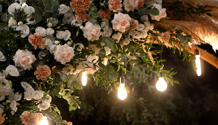 فوتیج دکور زیبای شب عروسی با گل های زیبا