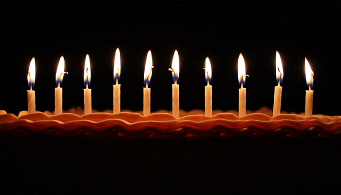 فوتیج شمع های تولد بر روی کیک و خاموش کردن