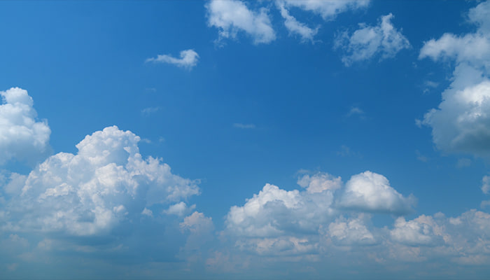 فوتیج ابرهای کومولونیمبوس کرکی بزرگ سفید