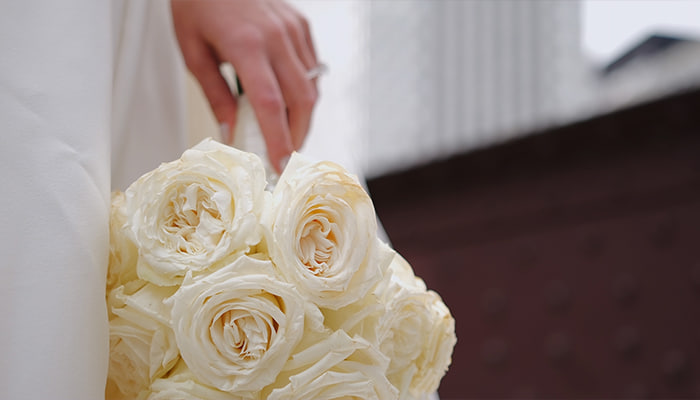 فوتیج عروس یک دسته گل عروسی را از نزدیک نگه می دارد