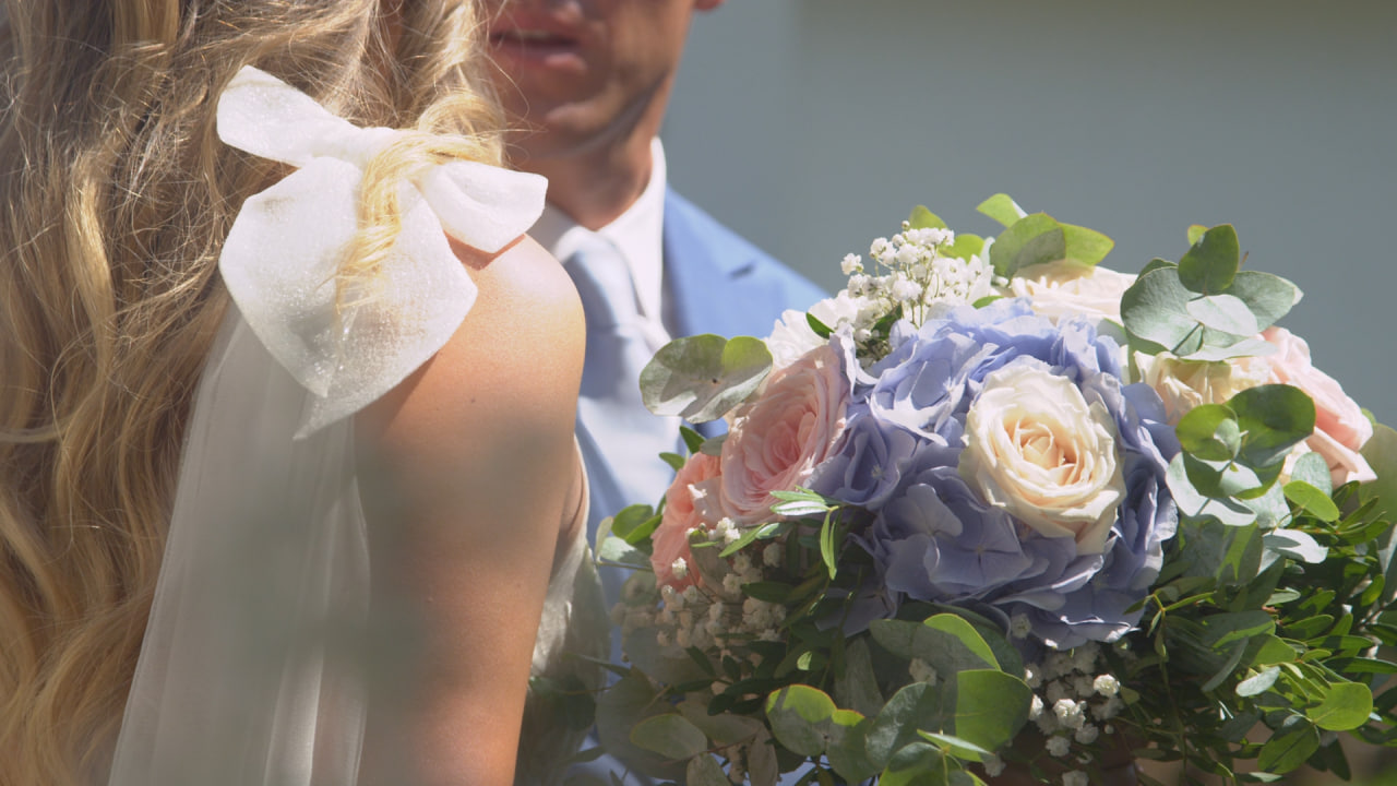 فوتیج نمای نزدیک: دسته گل عروس زیبا با گل های رز