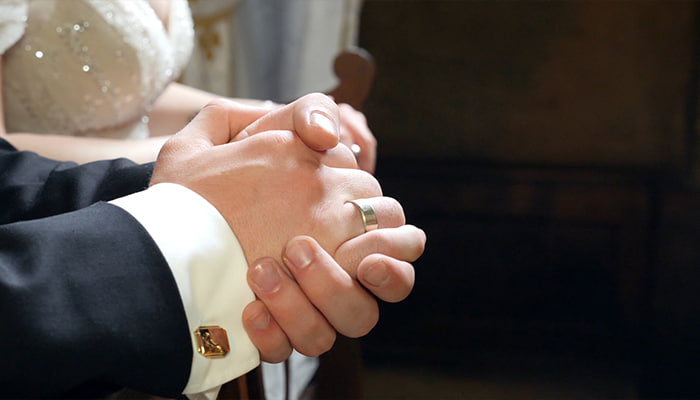 عروس و داماد هنگام ازدواج با دستان بسته دعا می کنند